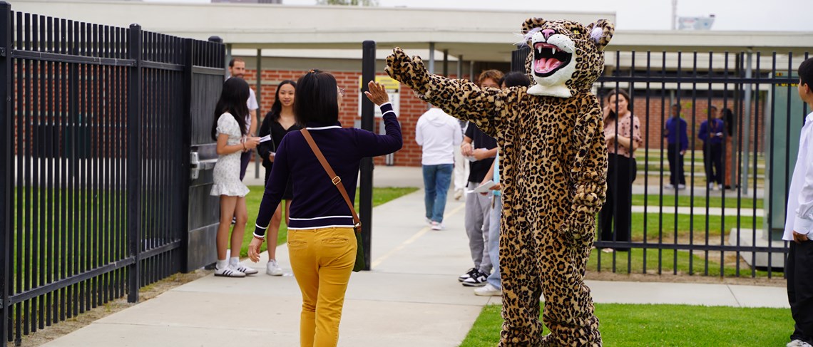 Jordy greeting families